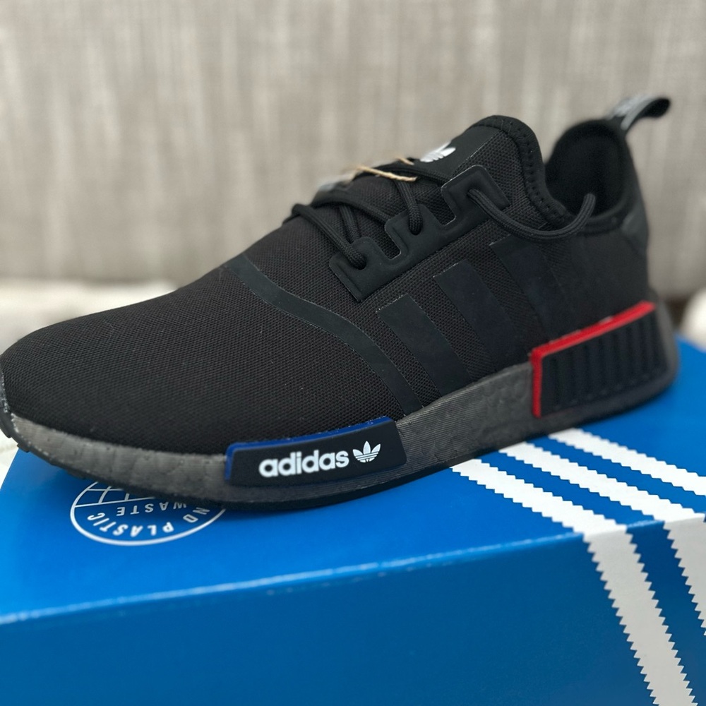 AUTHENTIC BRAND NEW Addias NMD_R1 Size 9